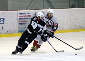 Hokejisté Sokola Malá Víska (na archivním snímku hráči v bílých dresech) přetlačili plzeňský Rapid těsně 2:1.