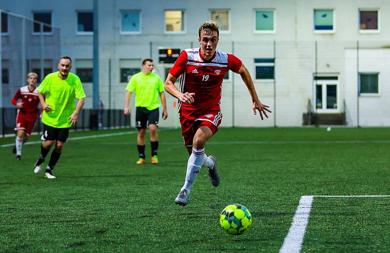 Fotbalisté TJ Start Luby (na archivním snímku hráči ve žlutých dresech) prohráli s rezervou Petřína 0:3. Ta rozhodla po pauze a slaví postup do krajského přeboru.