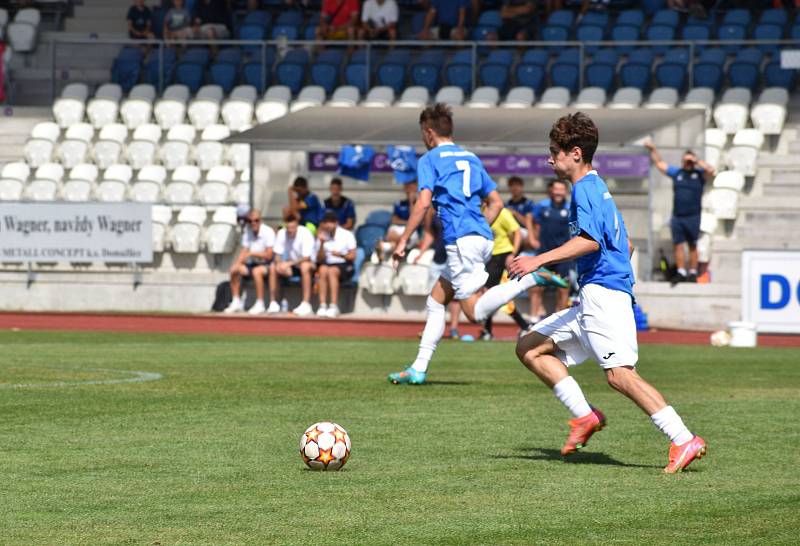 1. kolo FORTUNA divize A - 2022/2023: TJ Jiskra Domažlice B (hráči v modrých dresech) - Spartak Soběslav (černí) 3:2 (2:0).