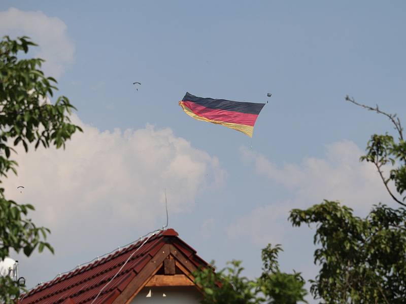 Parašutisté z německého CYPRES Demo Teamu nacvičovali na klatovském letišti seskok s obří vlajkou.