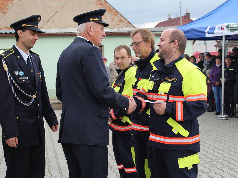 Předání nového auta hasičům v Janovicích nad Úhlavou.