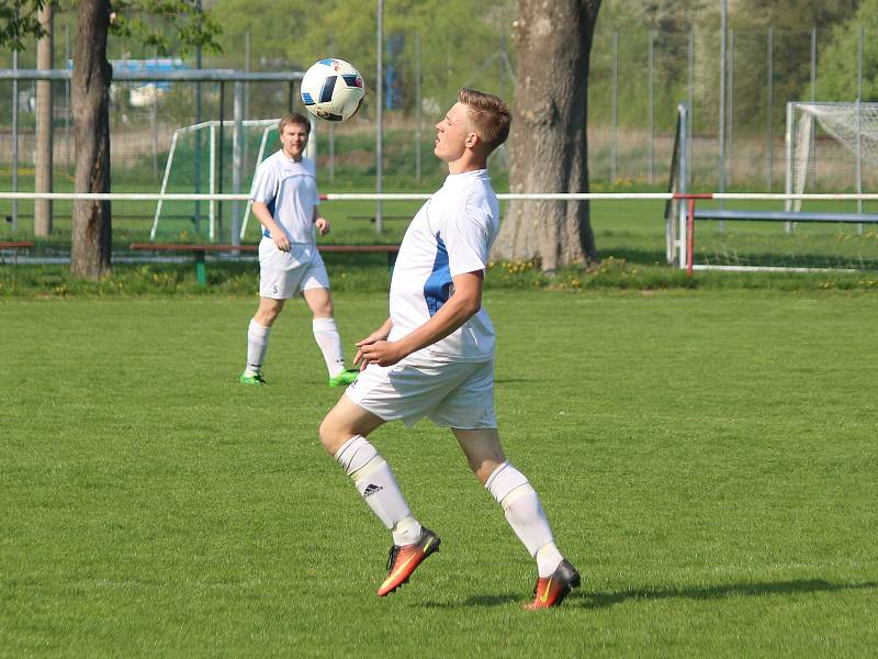 Záložní tým TJ Sušice (na archivním snímku hráči v bílých dresech) vyzrál na béčko Okuly Nýrsko, které porazil na jeho hřišti 4:2.