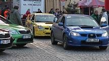 Předstartovní show k rallye na náměstí v Klatovech.