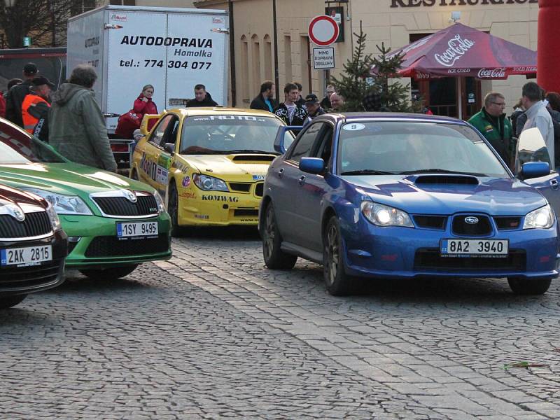 Předstartovní show k rallye na náměstí v Klatovech.