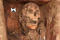 Nalezená kostra člověka v klatovských katakombách.