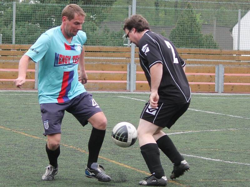 Klatovská liga v malé kopané mužů: Mengy team (v modrém) - HPP Milence 4:2.