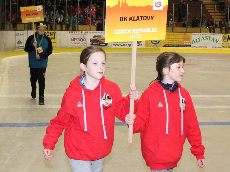 Slavnostní zahájení mezinárodního mládežnického basketbalového turnaje Easter Cup v Klatovech. Účastní se ho bezmála osm desítek týmů z několika zemí.