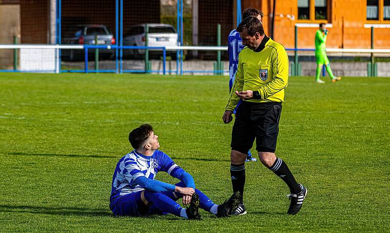 Fotbalisté FK Okula Nýrsko (na archivním snímku hráči v modrobílých dresech) skončili v letošní sezoně krajského přeboru na druhém místě.