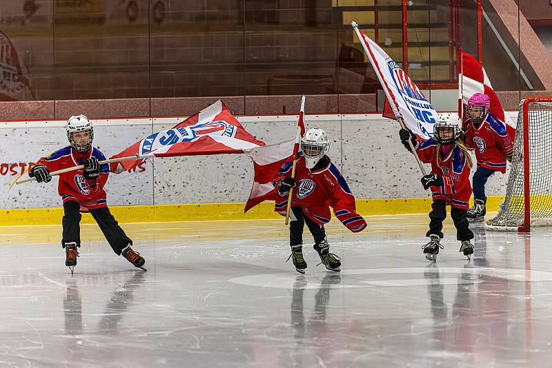 SHC Klatovy (na archivním snímku hokejisté v bílých dresech) v sobotu proti Stadionu Vrchlabí nehrál. Toho využil Jablonec, který prohrál v Chebu po nájezdech, ale díky získanému bodu Západočechy v tabulce přeskočil.