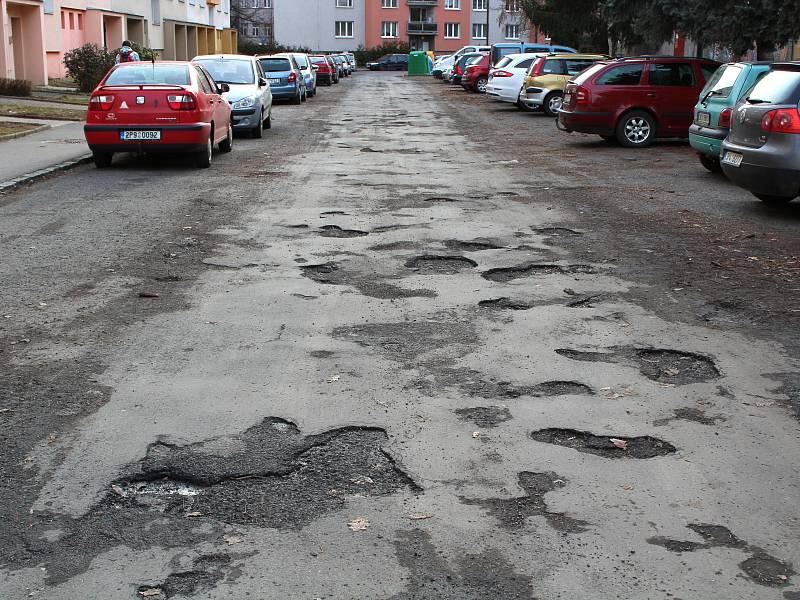 Jedna díra vedle druhé – tak vypadá po zimě Úzká ulice v Klatovech.