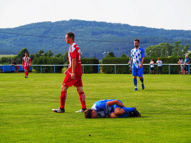 FOTBALISTÉ LUBŮ (hráči v červených dresech) sestoupili, ale  v Nýrsku (v modrém) urvali jedinou výhru venku. Foto: Aneta Kalivodová