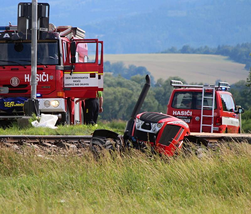 Nehoda vlaku s traktorem u Bezděkova.