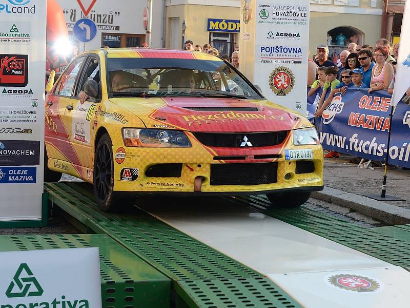 Posádky při předstartovní show a na tratích Rally Agropa