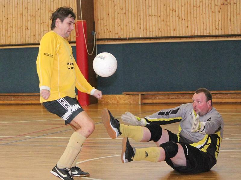 Zimní amatérská liga mužů: SK Panters Klatovy (v pruhovaném) - ST Smrk Klatovy 3:7.