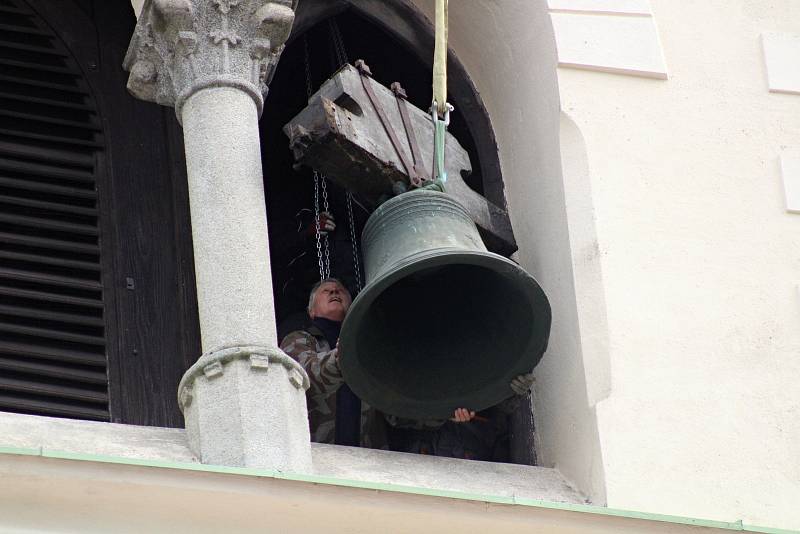 Sundávání zvonů z kostela sv. Markéty v Kašperských Horách.