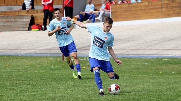 Klatovský obránce Adam Vacek (u míče) v zápase na Petříně (1:4).