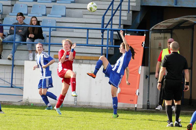 9. kolo divize žen, skupina C: SK Klatovy 1898 (na snímku fotbalistky v červených dresech) - TJ Jiskra Domažlice 1:1 (1:0).