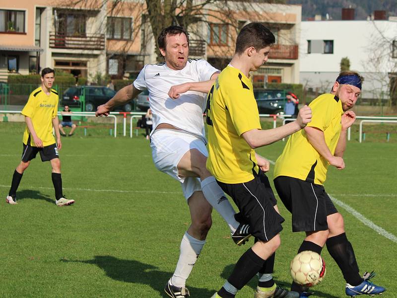 Zápas 1. A třídy Sokol Mochtín (žlutí) vs. TJ Žichovice. Hráno 1. 4. 2017.