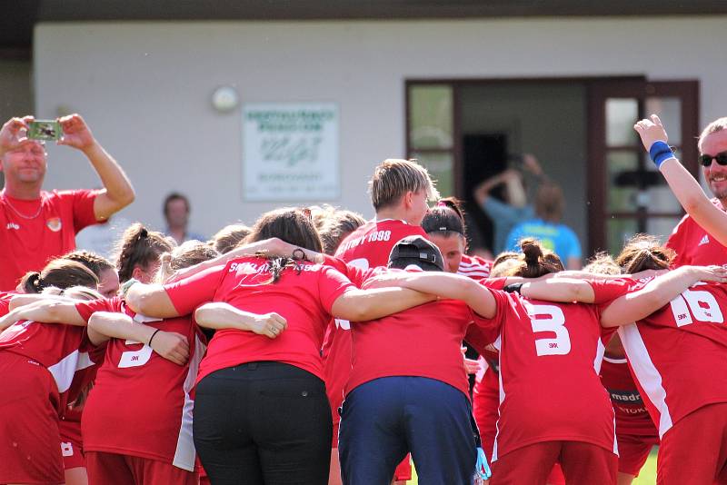 1. kolo divize C ženy: TJ Calofrig Borovany – SK Klatovy 1898 (na snímku fotbalistky v červených dresech) 2:7