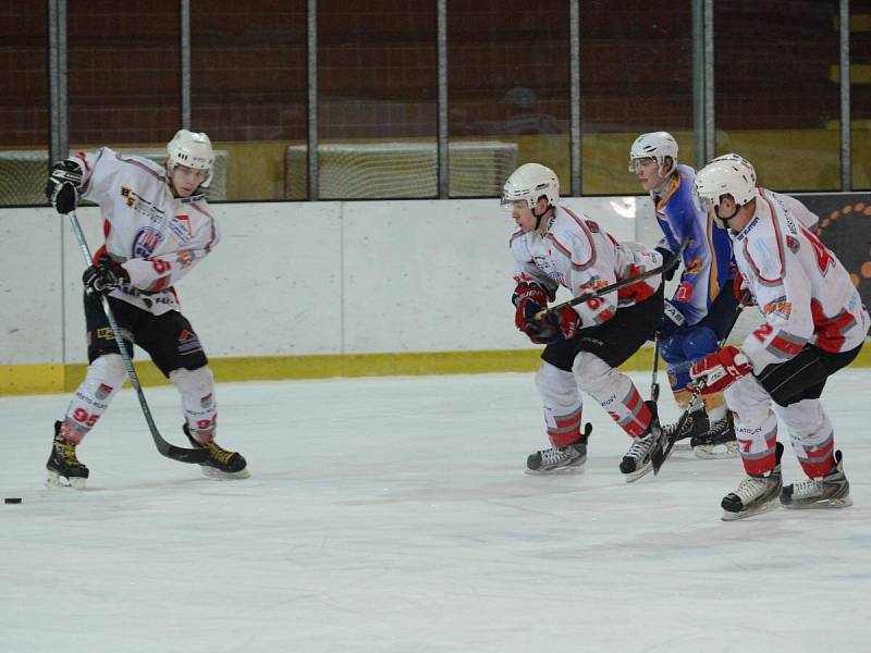 Liga juniorů: HC Klatovy (v bílém) - HC Klášterec 6:7 SN.