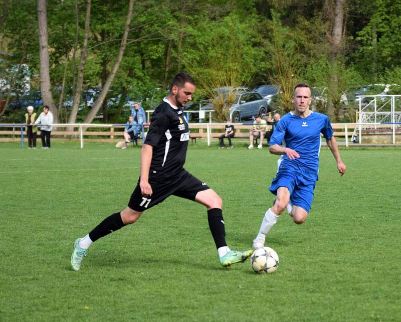 Fotbalisté TJ Měcholupy (na archivním snímku hráči v černých dresech) porazili ve 2. kola Poháru PKFS Baník Stříbro 4:0 a slaví postup do další fáze soutěže.