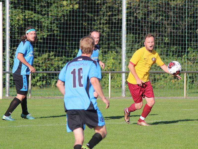 Janovice (na archivním snímku hráči ve žlutých dresech) porazily Chudenice 3:0.