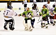 Hokejisté Sušice (na archivním snímku hráči v bílých dresech) prohráli o víkendu s Holýšovem 2:5.