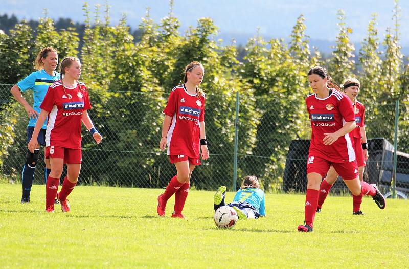 Na podzim fotbalistky SK Klatovy 1898 (červené dresy) porazily Borovany (modré dresy) 7:2. A uspěly i v nedělní odvetě, tentokrát 9:1.