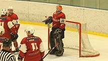 Hokejisté HC Klatovy B (na archivním snímku hráči v červených dresech) podlehli TJ Apollo (modří) 2:5. Domácí o svém vítězství rozhodli v první třetině.