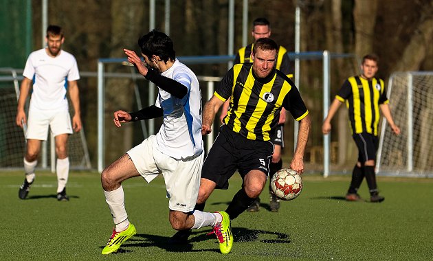 Fotbalisté TJ Sokol Hradešice (na archivním snímku hráči v černožlutých dresech) nezvládli zápas v Janovicích, kde po ostudném prvním poločase nakonec padli 4:5.