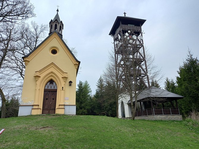 Kaple sv. Markéty a rozhledna v Dlažově.