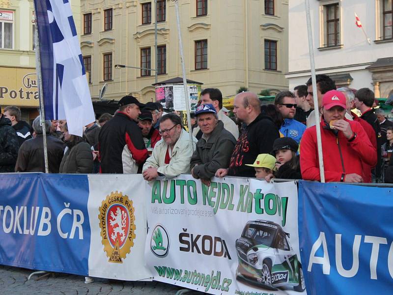 Předstartovní show k rallye na náměstí v Klatovech.