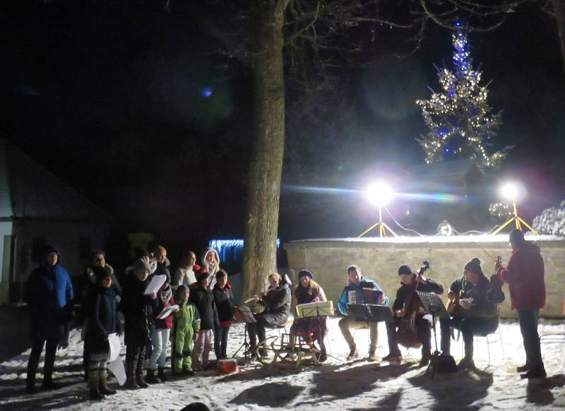 Vánoční sbor vytvořený dobrovolníky z obce Chanovice