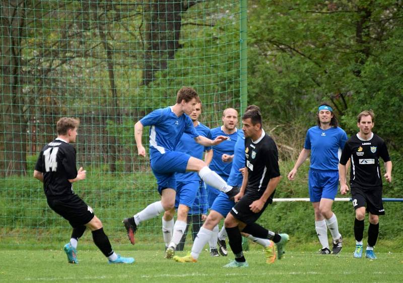 Fotbalisté TJ Měcholupy (na archivním snímku hráči z nedávného zápasu ve Štěnovicích - 2:1) porazili outsidera z Kasejovice 5:2.