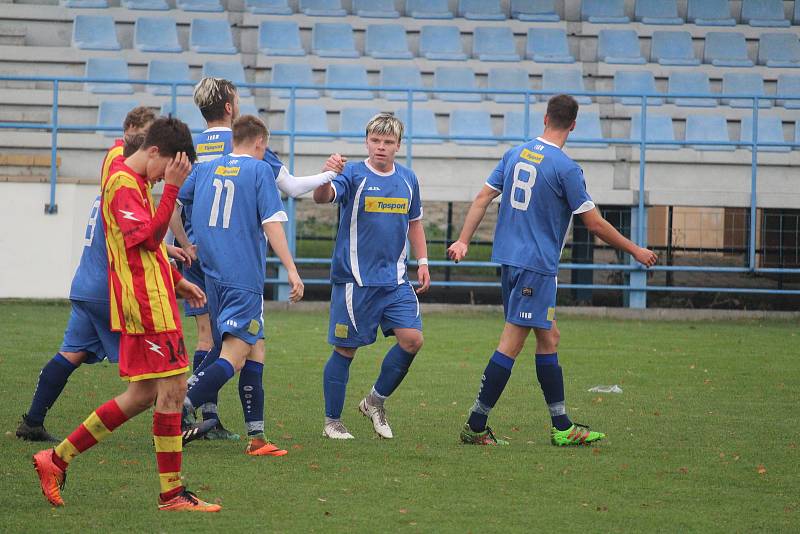 Klatovští dorostenci (na archivním snímku hráči v modrých dresech) porazili Strakonice. Devatenáctka uspěla 3:1, fotbalisté do 17 let dokonce 5:0.