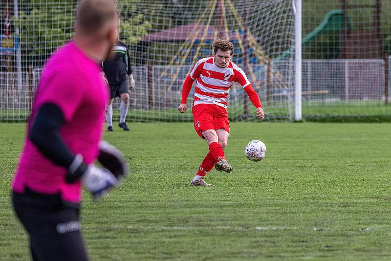 5. kolo OPM: FC Švihov (na snímku fotbalisté v červenobílých dresech) - TJ Sokol Chudenice (modří) 2:2 (2:0).