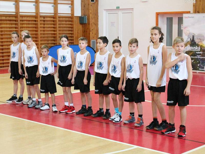 Junior NBA League 2016: Houston Rockets (ZŠ Klatovy, Plánická ul, červené dresy) - Dallas Mavericks (ZŠ Švihov) 24:27 