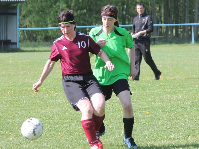 Letní Dívčí amatérská fotbalová liga: Sokol Neznašovy (v zeleném) - Andělky Velký Bor 2:3.