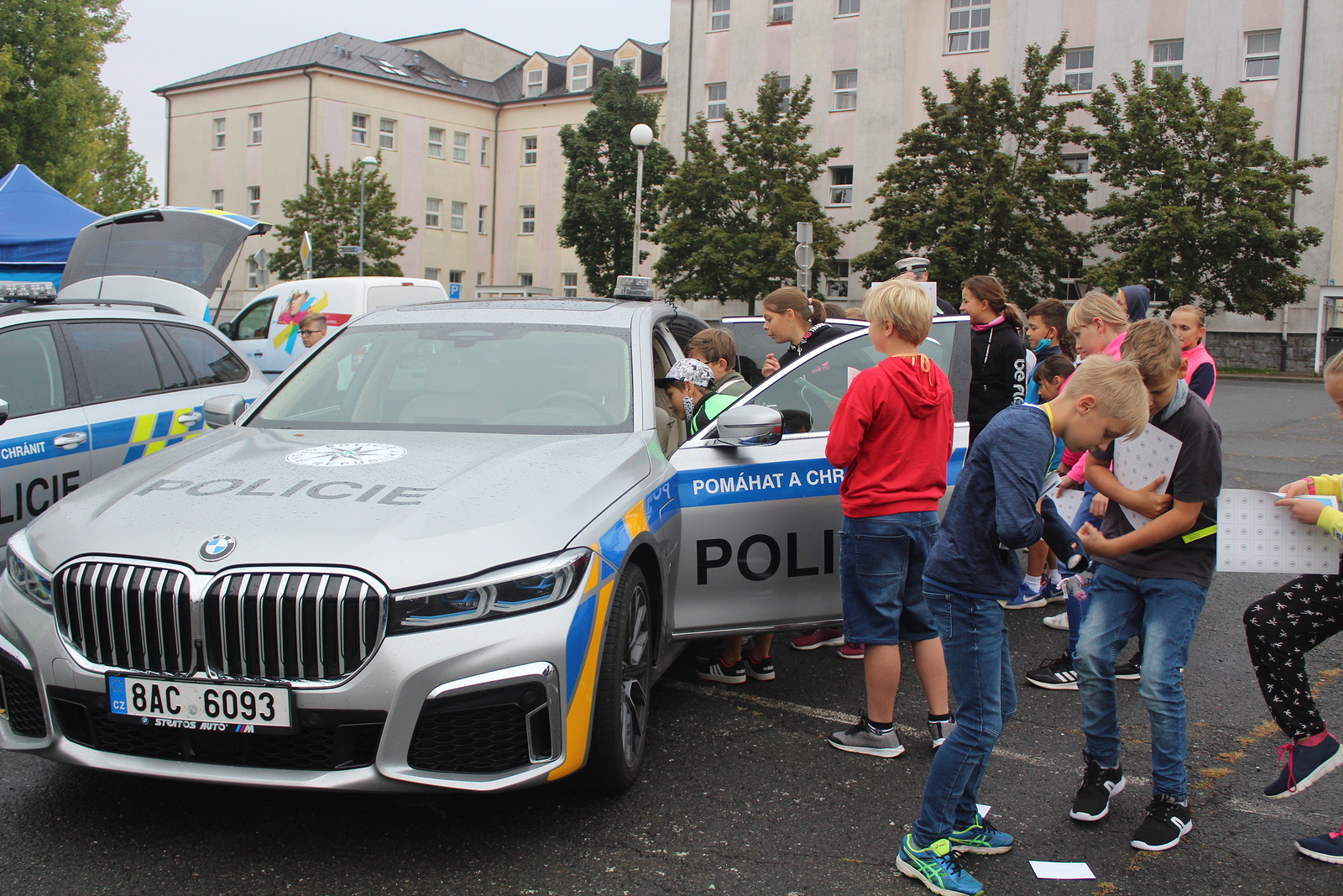 FOTO, VIDEO: Děti zaujala pouta i policejní BMW - Klatovský deník