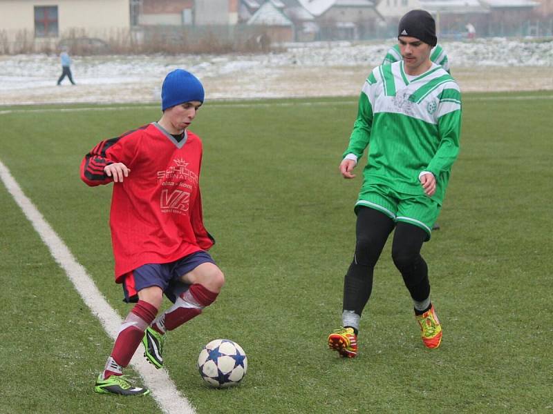 Zimní turnaj v Sušici: Mochtín (v červeném) - Strážov 3:0.