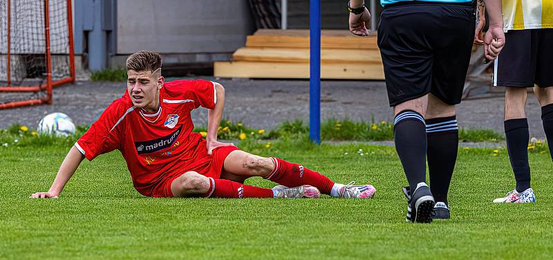 Fotbalisté FK Horažďovice (na archivním snímku hráči ve žlutých dresech) otočili nedělní domácí zápas se soupeřem z Bolešin.