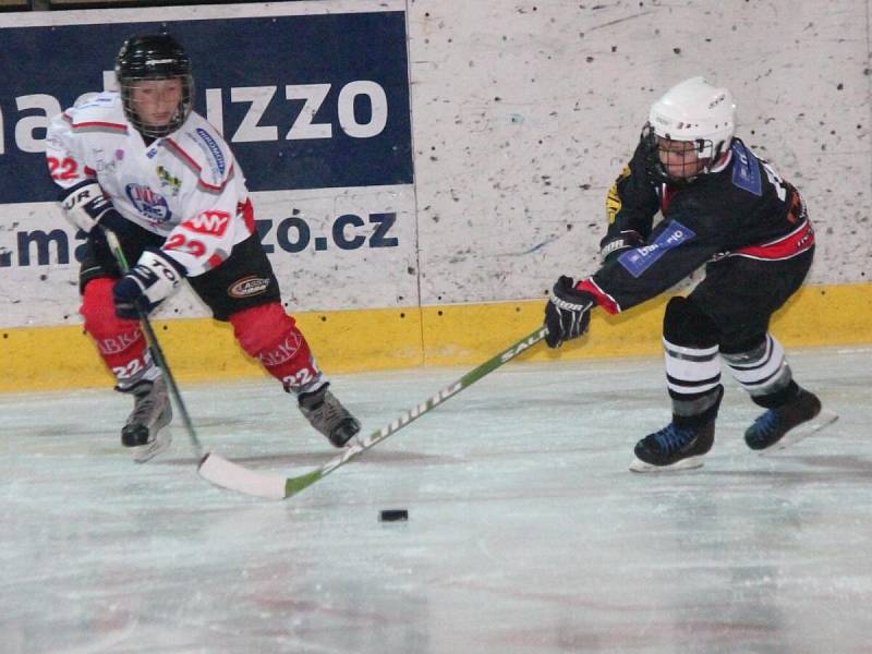 Žákovská liga, mladší žáci: HC Klatovy (v bílém) - HC Rakovník 16:0.