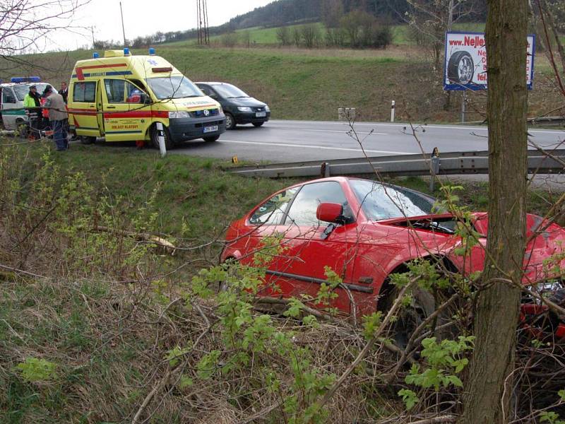 Řidič BMW i jeho žena utrpěli šok, ale z havárie vyvázli bez vážnější újmy na zdraví