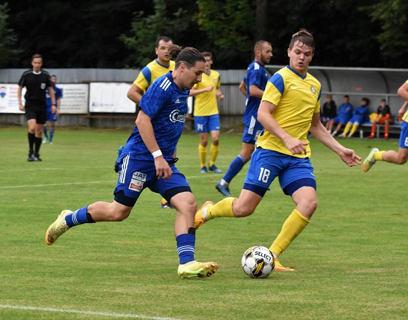 3. kolo FORTUNA divize A: SK Otava Katovice - SK SENCO Doubravka (na snímku fotbalisté ve žlutých dresech) 1:0 (0:0).