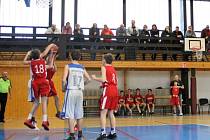 Basketbalisté BK Klatovy do 13 let (na snímcích hráči z obou zápasů v červených a bílých dresech) si zajistili postup na republikový šampionát.