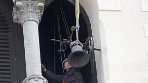 Sundávání zvonů z kostela sv. Markéty v Kašperských Horách.