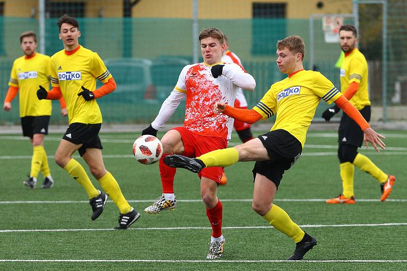 Fotbalisté Jiskry Domažlice B (na archivním snímku hráči ve žlutých dresech) vyzvou Horní Břízu a už mohou slavit titul a postup do divize.