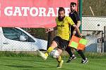 Fotbalisté Baníku Stříbro (na archivním snímku hráči v bílých dresech) porazili v odvetě FK Žákava 2:1 a radují se z udržení krajského přeboru.