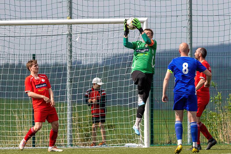 I. B třída, skupina B, 23. kolo: SK Klatovy 1898 B (na snímku fotbalisté v červených dresech) - SK Bolešiny (modří) 2:0.