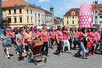 Stovky lidí s růžovými tričky a balónky se v sobotu sešlo na klatovském náměstí.